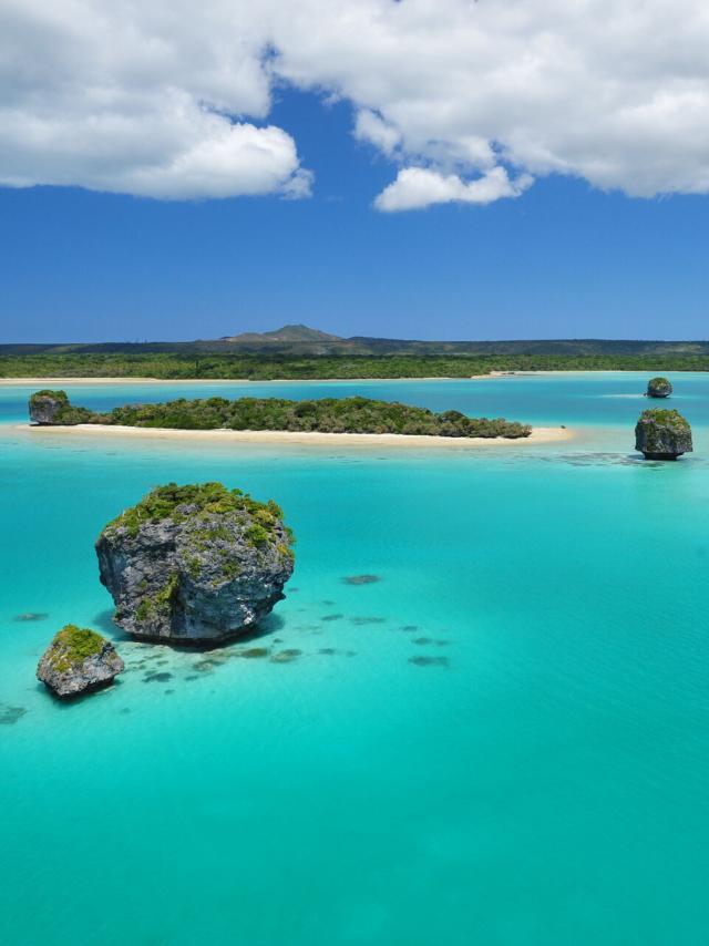 Aerial view of the turquoise lagoon of Baie d'Upi on Île des Pins, New Caledonia.