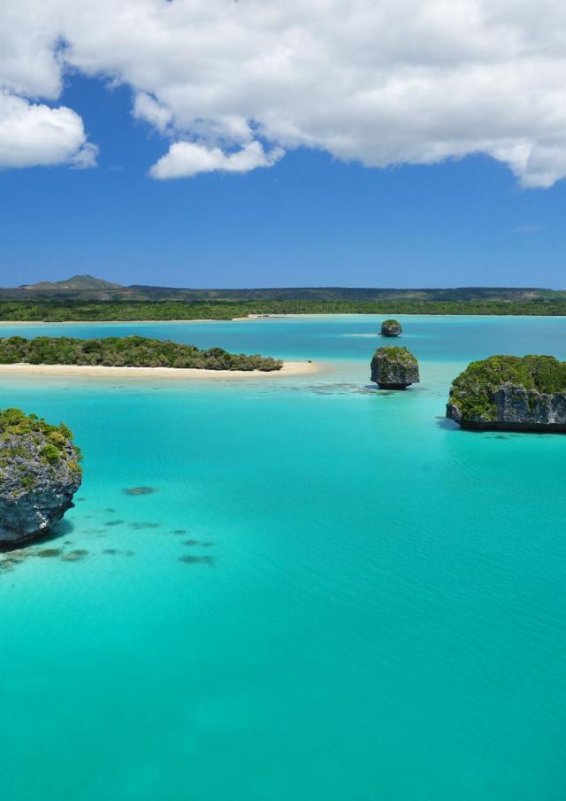 Vue aérienne sur le lagon turquoise de la Baie d'Upi à l'Île des Pins en Nouvelle-Calédonie.
