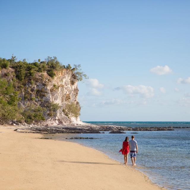 Balade en couple sur une plage de Poum, sur la côte Ouest de la Nouvelle-Calédonie.