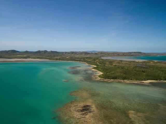 Vue aérienne sur le lagon et la commune de Poum dans le Nord de la Nouvelle-Calédonie.