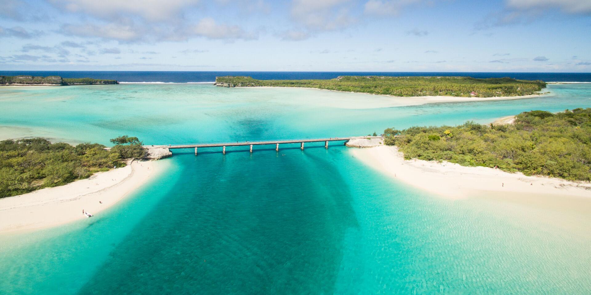 Vue aérienne sur Ouvéa, Îles Loyauté de Nouvelle-Calédonie, le pont de Mouli et les plages.