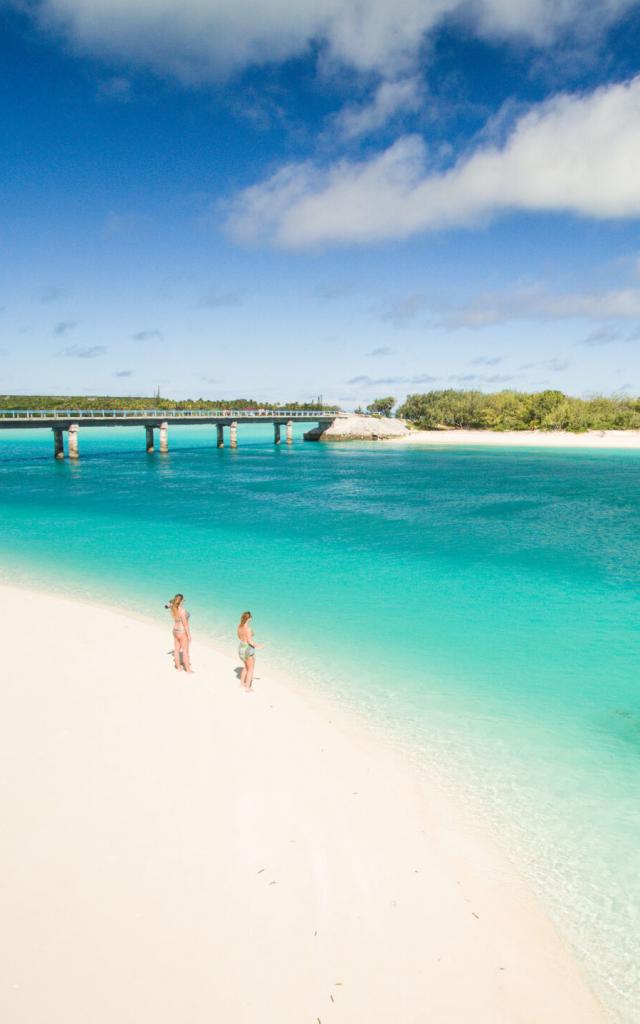 Vue aérienne sur la plage et le Pont de Mouli à Ouvéa, Îles Loyauté de Nouvelle-Calédonie.