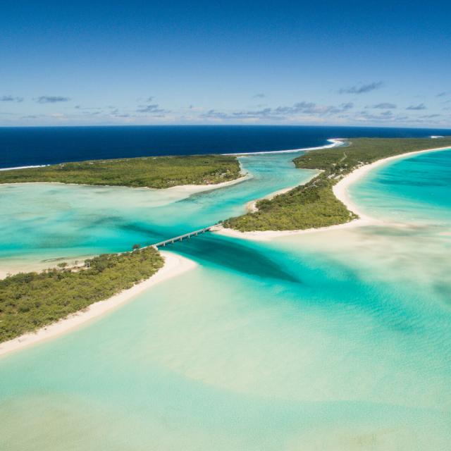 Vue aérienne sur Ouvéa, Îles Loyauté de Nouvelle-Calédonie, le pont de Mouli et les plages.