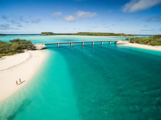 Vue aérienne sur la plage et le Pont de Mouli à Ouvéa, Îles Loyauté de Nouvelle-Calédonie.