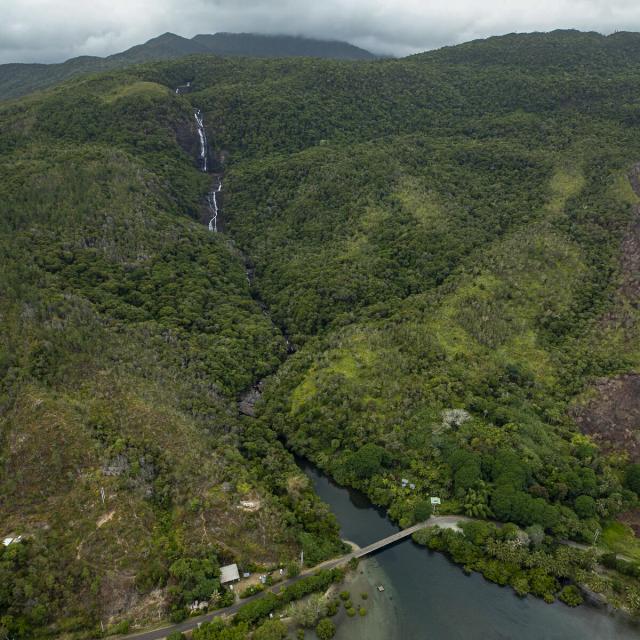 ニューカレドニアの東海岸、ヒエンヘーヌにあるタオの滝の航空写真。