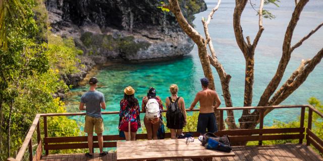 Point de vue du deck des Falaises de Jokin à Lifou, Îles Loyauté de Nouvelle-Calédonie.