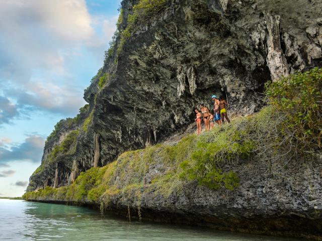 Randonnée pédestre sur les Falaises de Lékiny à Ouvéa, Îles Loyauté de la Nouvelle-Calédonie.