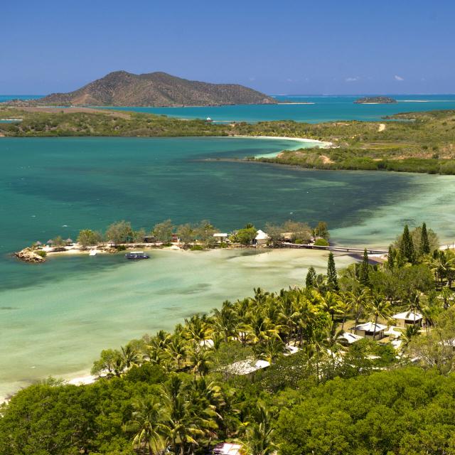 Vue aérienne sur l'hôtel Malabou et Poum, sur la côte Ouest de la Nouvelle-Calédonie.