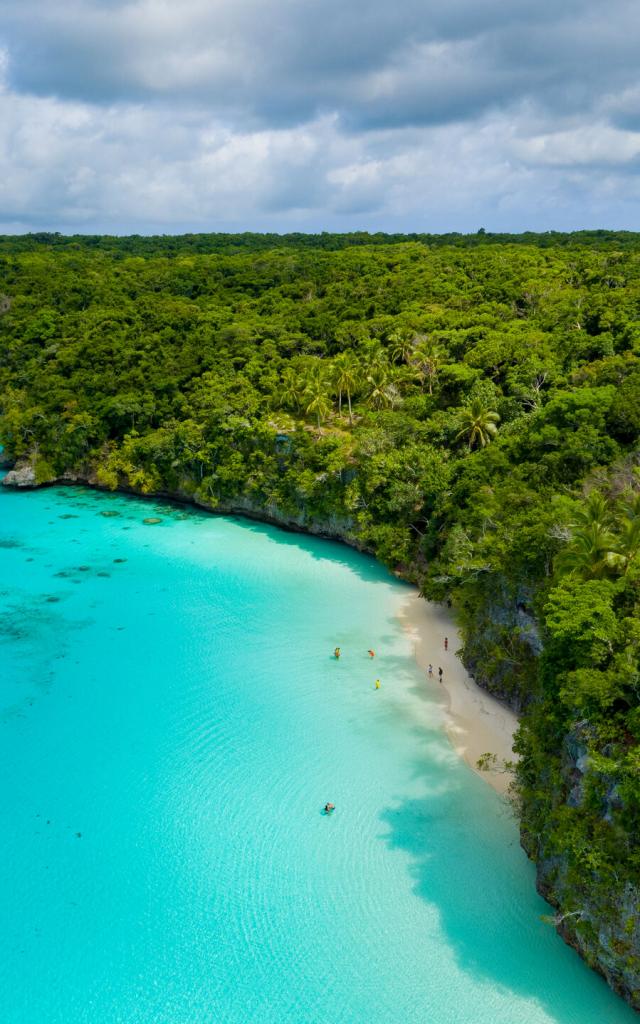 Vue aérienne de la plage de Kiki et du lagon turquoise de Lifou, Île Loyautés de la Nouvelle-Calédonie.