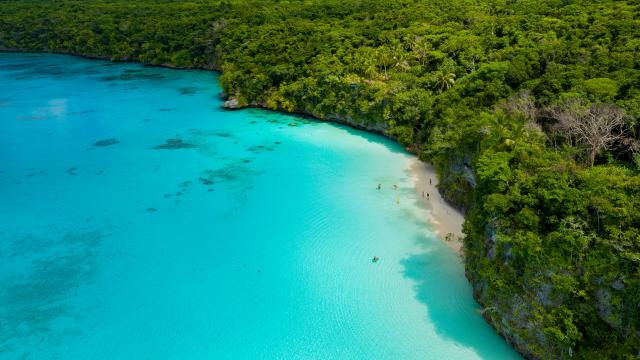 Vue aérienne de la plage de Kiki et du lagon turquoise de Lifou, Île Loyautés de la Nouvelle-Calédonie.