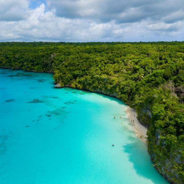 Vue aérienne de la plage de Kiki et du lagon turquoise de Lifou, Île Loyautés de la Nouvelle-Calédonie.