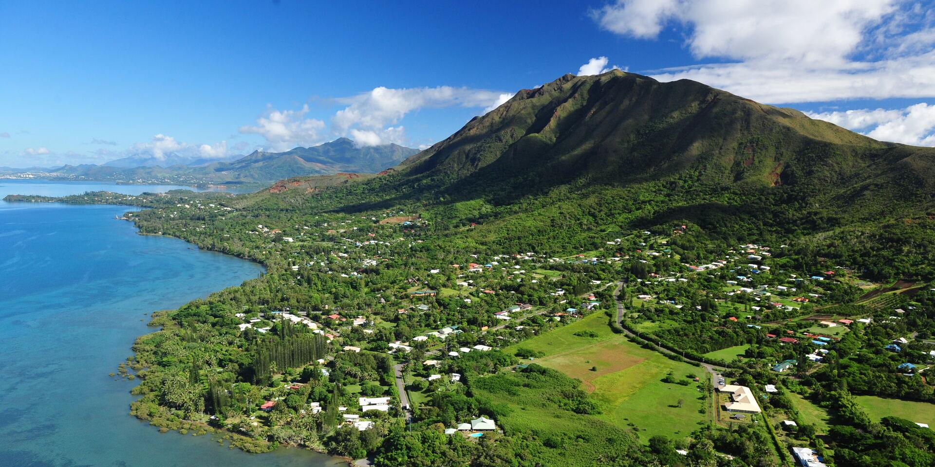 Vue aérienne de la commune et du massif du Mont-Dore en Nouvelle-Calédonie.