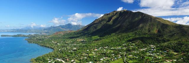 Vue aérienne de la commune et du massif du Mont-Dore en Nouvelle-Calédonie.
