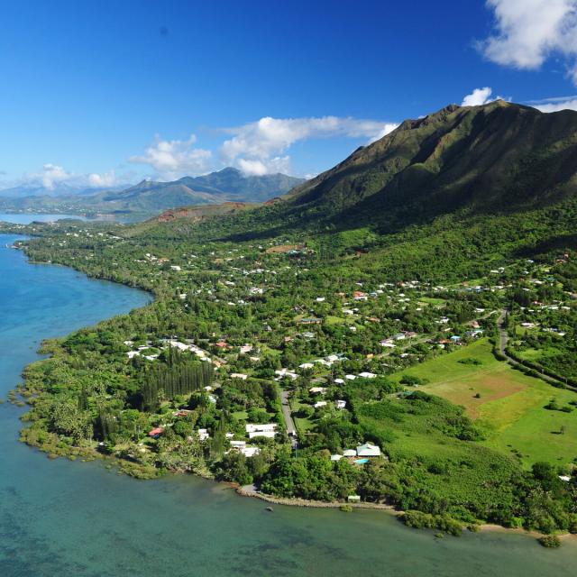 Vue aérienne de la commune et du massif du Mont-Dore en Nouvelle-Calédonie.