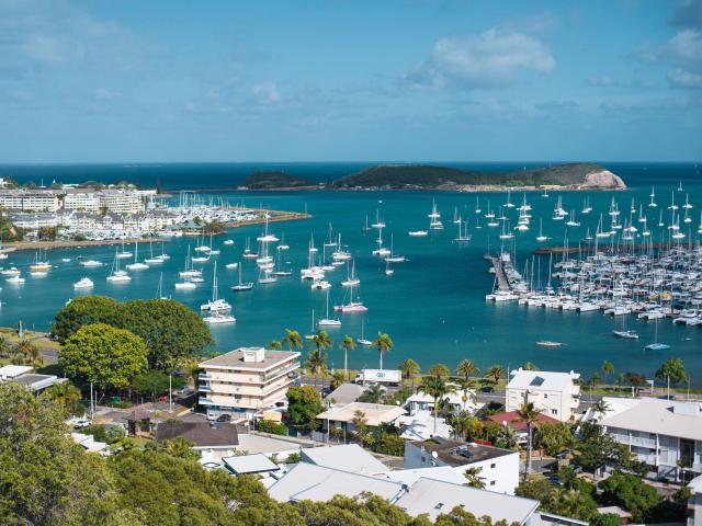 La Baie de l'Orphelinat vue depuis les hauteurs du Mont Venus à Nouméa, capitale de la Nouvelle-Calédonie.