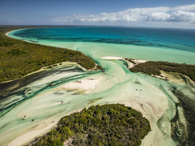 Vue aérienne de la Nurserie aux requins située au Nord d'Ouvéa, Îles Loyautés de Nouvelle-Calédonie.