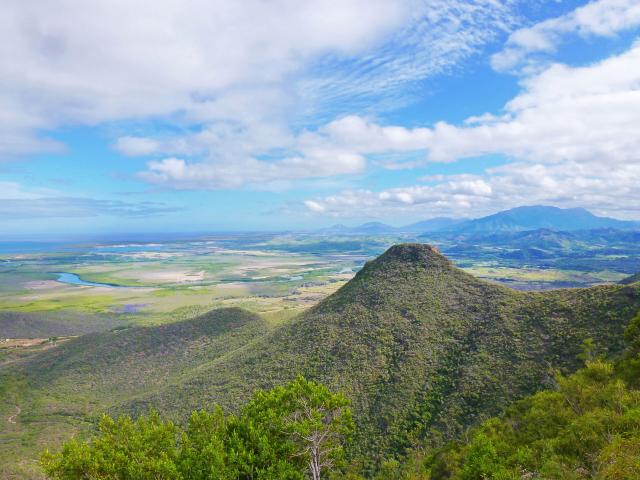 ニューカレドニア西海岸プエンブートのティア高原からの眺め。
