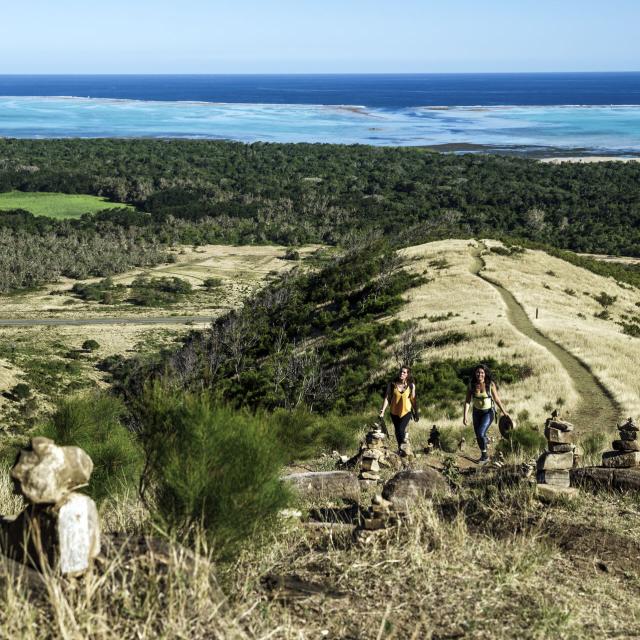 Randonnée pédestre sur le sentier Boé Arérédi du Domaine de Deva à Bourail, côte Ouest de la Nouvelle-Calédonie.