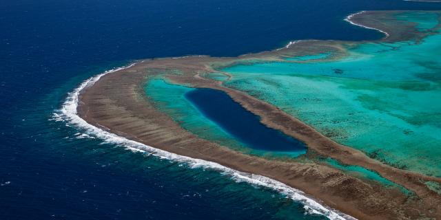 ニューカレドニアのヴォー珊瑚海に浮かぶトルー・ブルー・ドンジョの上空飛行