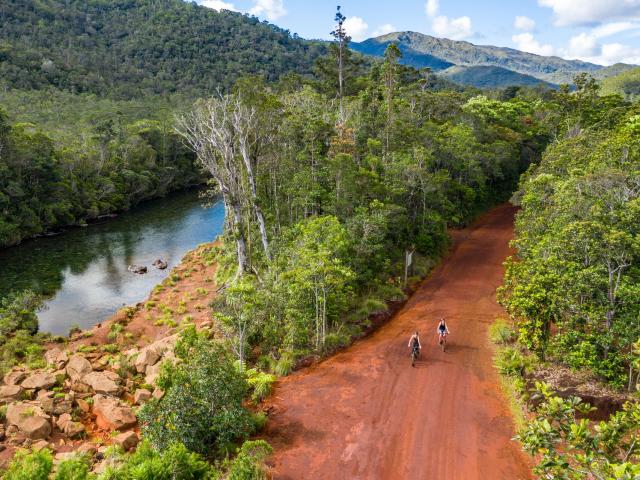 Blue River Provincial Park, Yaté