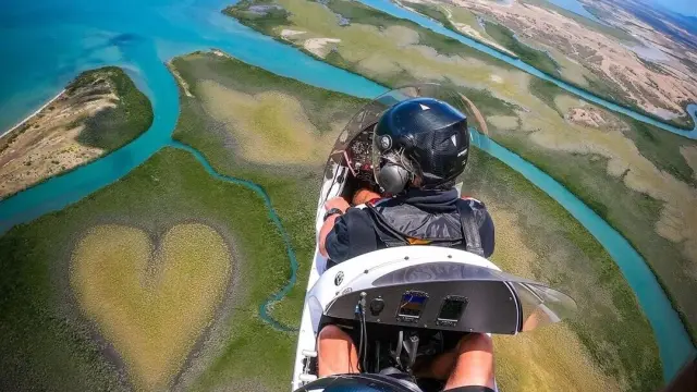 Vue aérienne du Cœur de Voh depuis un petit aéronef, au-dessus de la mangrove et du lagon turquoise de la côte Ouest.