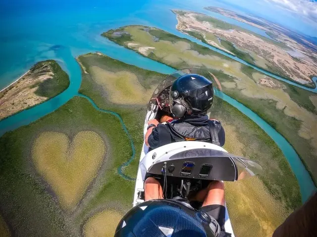 小型機から見たヴォーのハートの空撮。マングローブと西海岸のターコイズブルーのラグーンが広がっている。