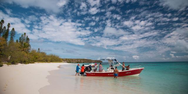 Arrival by cab boat on the beach of îlot Moro on Île des Pins in New Caledonia.