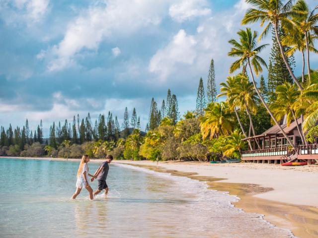 Plage de baie de Kuto et restaurant de l'hôtel Kou-Bugny à l'Île des PIns en Nouvelle-Calédonie.