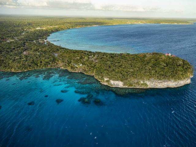 Vue aérienne sur les baies de Jinek et de Santal à Lifou, Îles Loyauté de Nouvelle-Calédonie.
