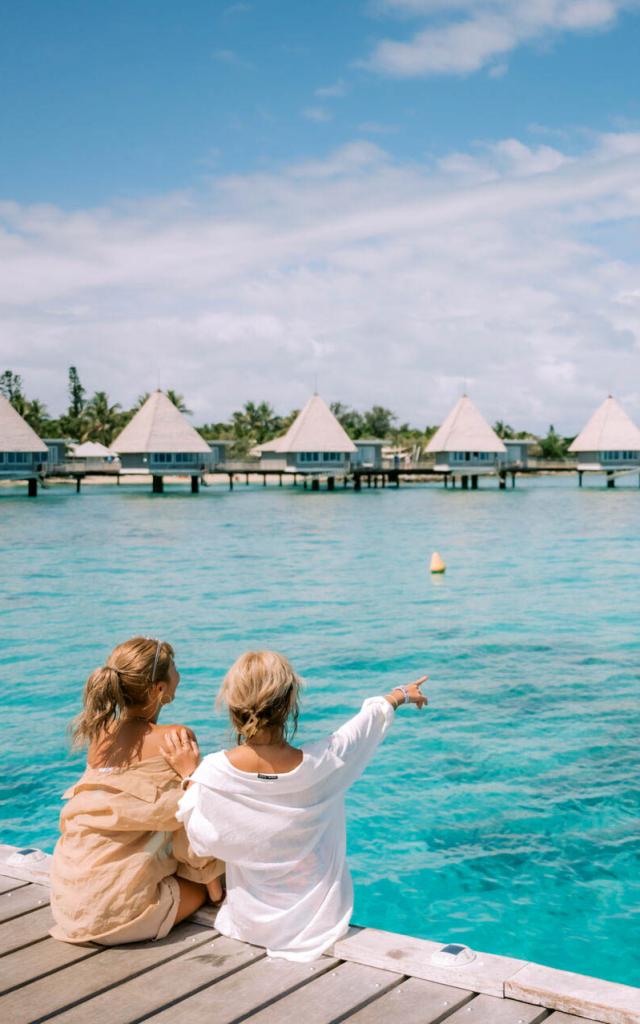 L'hôtel DoubleTree by Hilton Îlot Maître Resort et ses bungalows sur pilotis à Nouméa en Nouvelle-Calédonie.