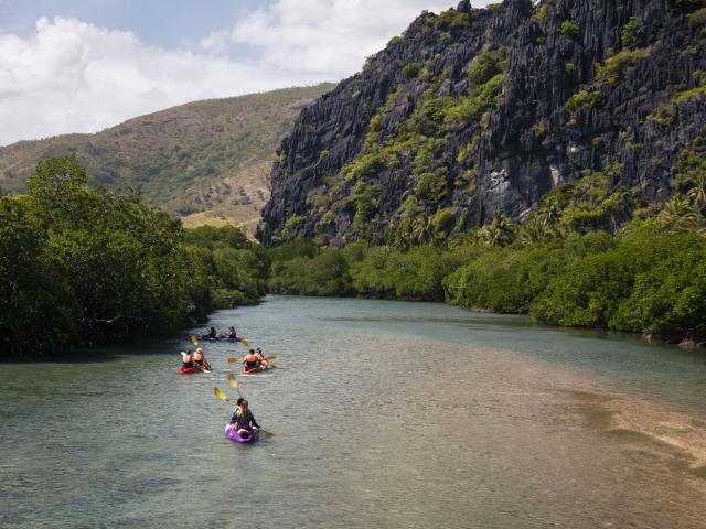 Kayak trip to the foot of the Lindéralique cliffs in Hienghène, New Caledonia.