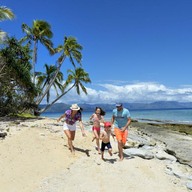 Sortie en famille à l'îlot Hienga à Hienghène, en Nouvelle-Calédonie.