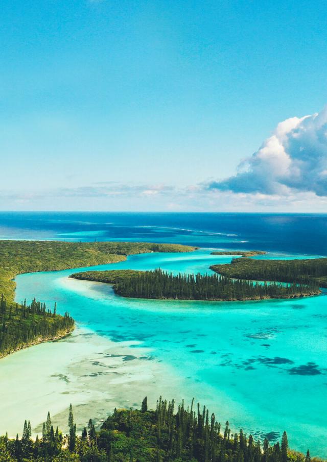 Vue aérienne sur la Baie d'Oro et les îles Mwâréya et Kônubutr à l'Île des Pins en Nouvelle-Calédonie.