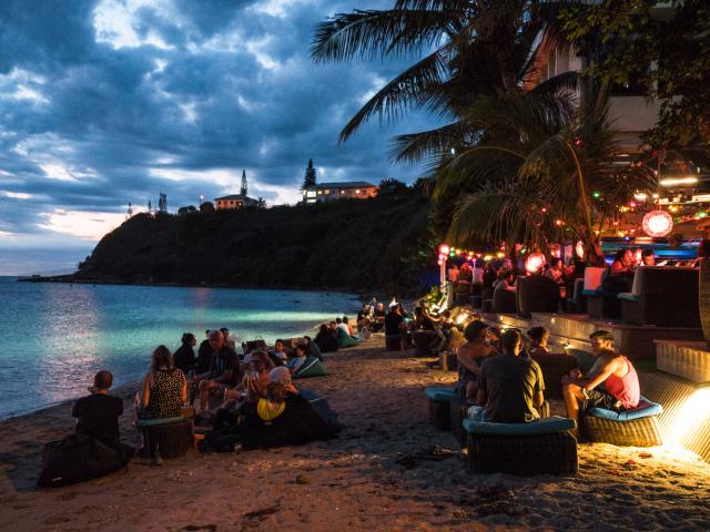 ニューカレドニア、ヌメアのシトロン湾にあるMVラウンジで友人たちと過ごす夜。