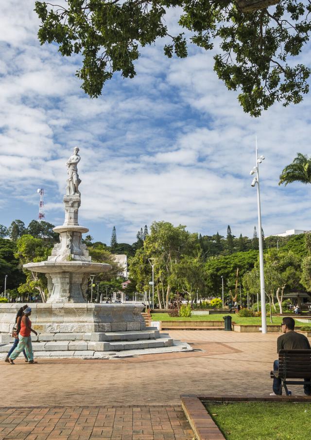 La Fontaine Céleste et la Place des Cocotiers située au centre-ville de Nouméa en Nouvelle-Calédonie.