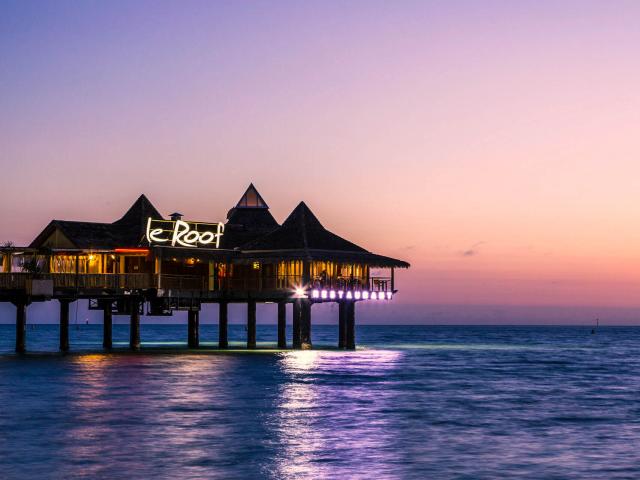 ニューカレドニア、ヌメアのアンス・ヴァテ湾にある高床式レストラン、ル・ルーフ。