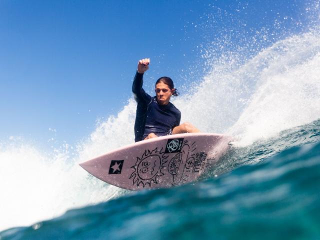 Surf session on the Bourail coral reef near the Roche Percée beach.