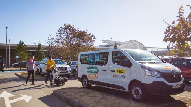 Une navette à l'aéroport de Nouméa La Tontouta en Nouvelle-Calédonie.