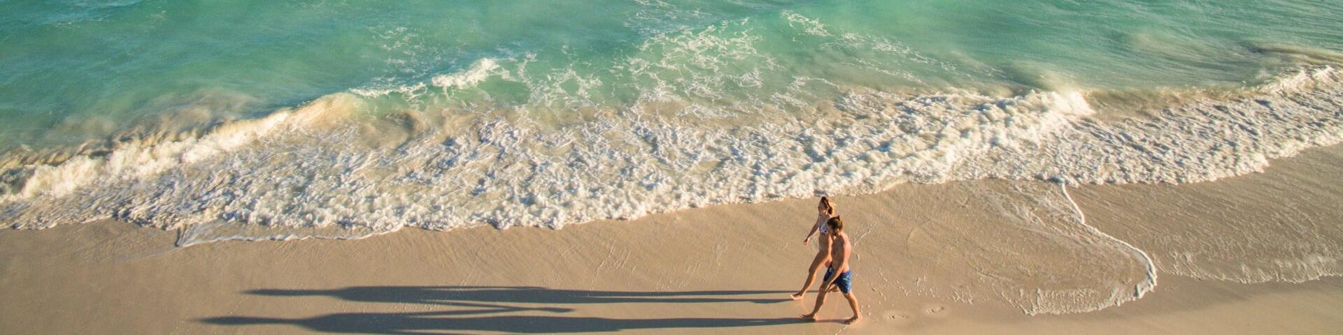 Balade sur la Plage de Fayaoué, aussi connu comme la plage de 25 km à Ouvéa, Îles Loyauté de Nouvelle-Calédonie.