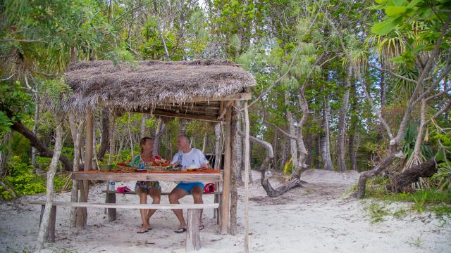 Enjoy a lobster with your feet in the sand at îlot Moro on Île des Pins