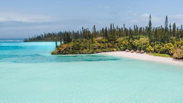 Oro Bay and the Le Méridien Île des Pins hotel.