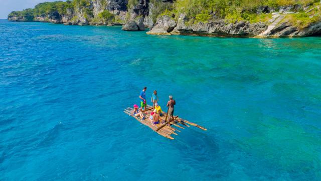 Sortie en mer au pied des falaises de Lifou