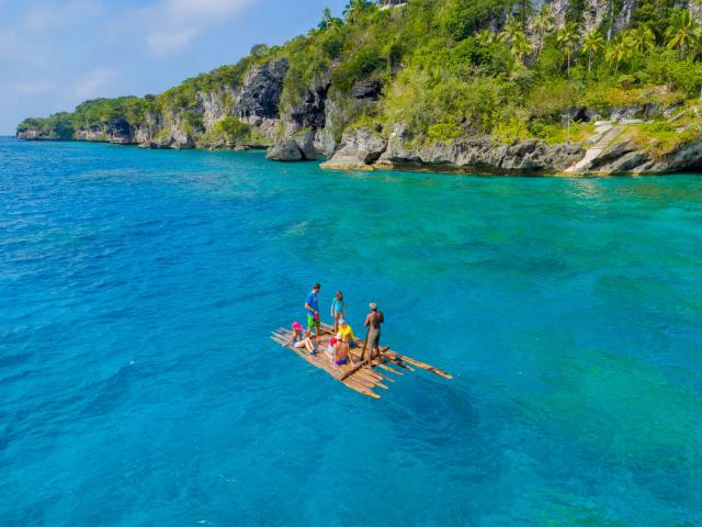 Sea outing at the foot of the Lifou cliffs