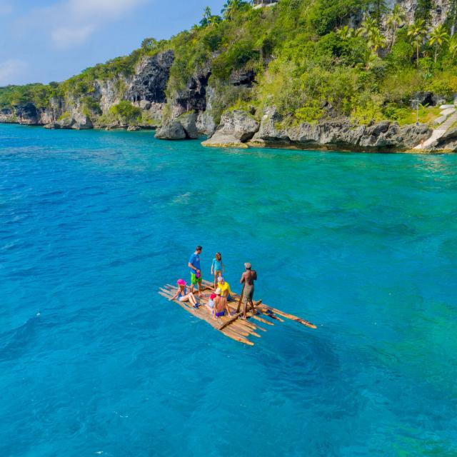 Sea trip at the foot of the cliffs of Lifou