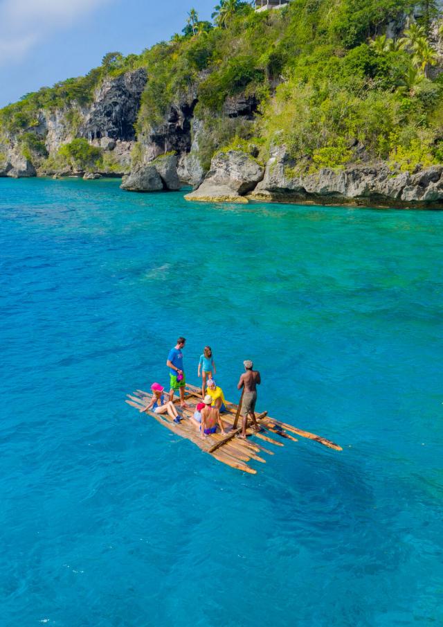 Sea outing at the foot of the Lifou cliffs
