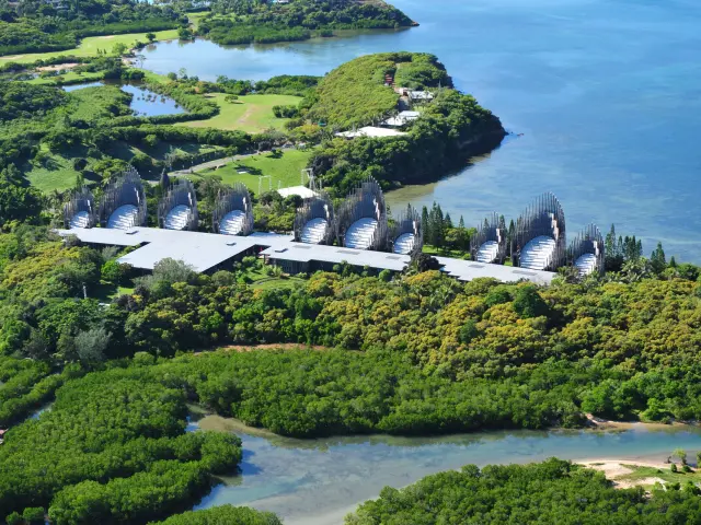 Vue aérienne du Centre culturel Tjibaou à Nouméa, entre mangrove, végétation tropicale et lagon.