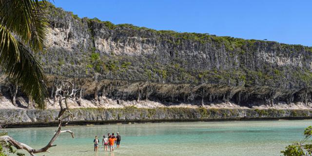 Swimming at the foot of the Lekiny cliffs in Ouvéa