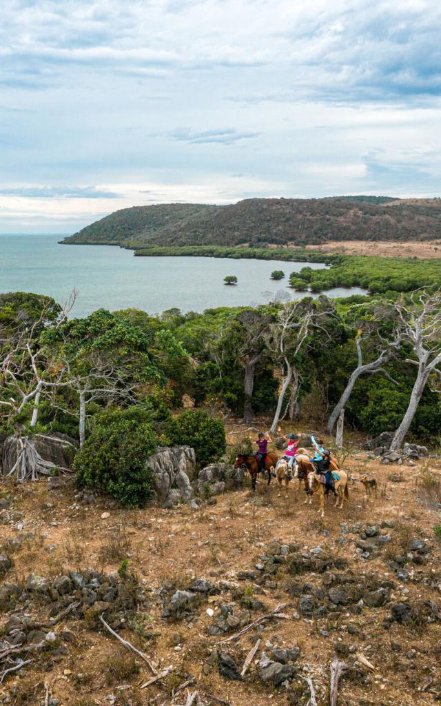 Horseback riding to the lagoon in Moindou