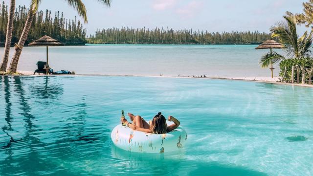 Détente dans la piscine du Méridien Île des Pins