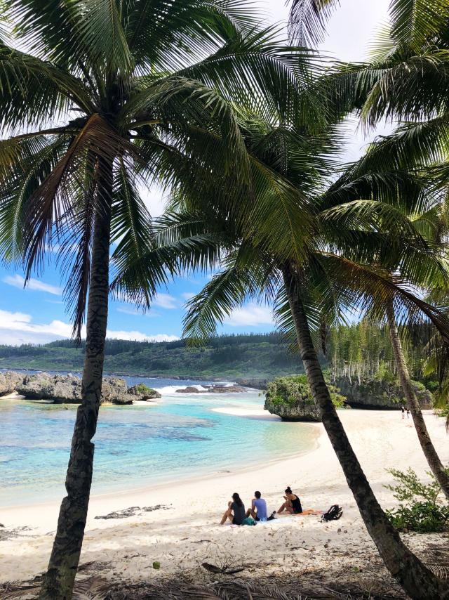 Picnic on the beach at Terrasses de Shabadran, Maré